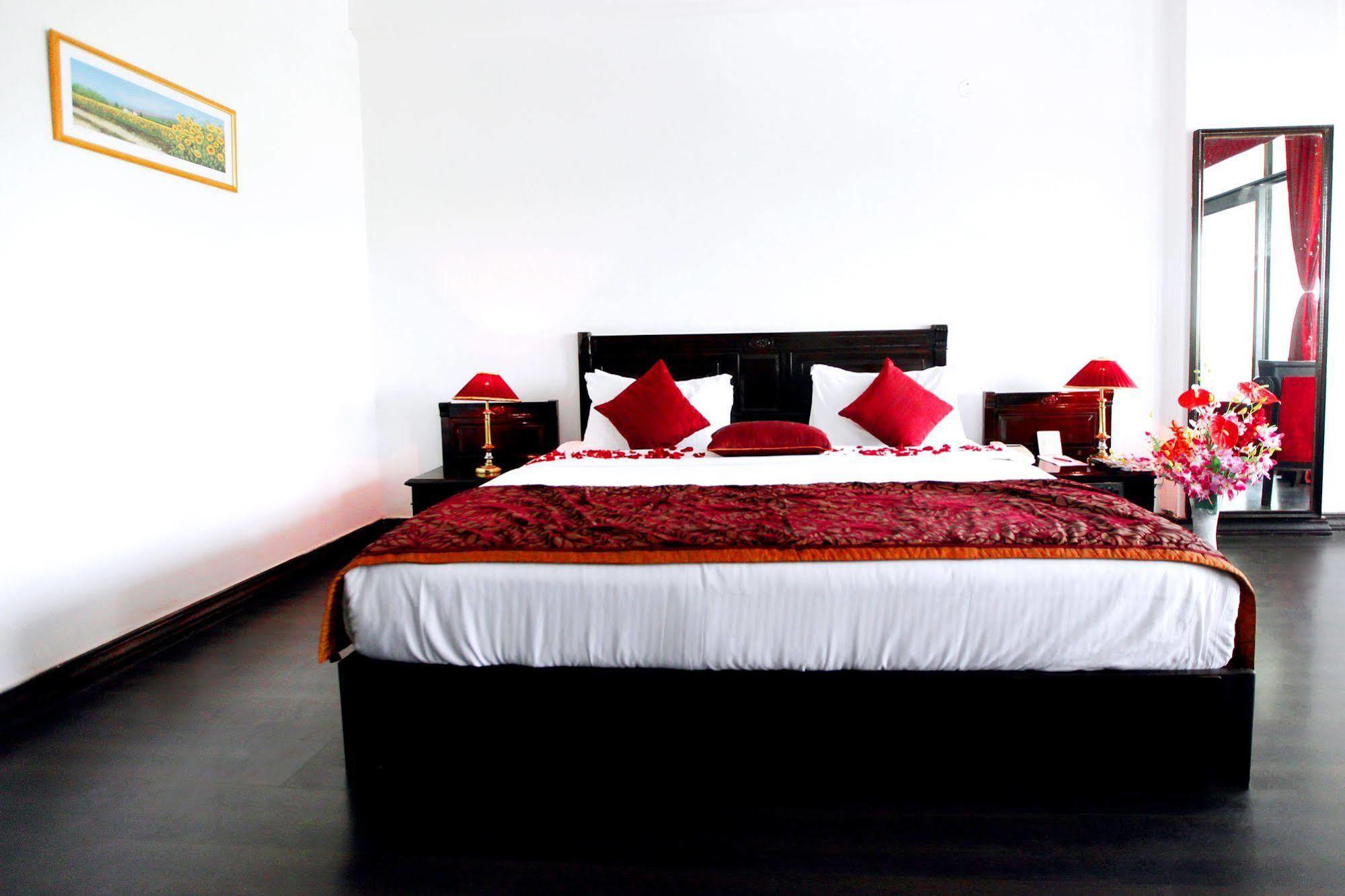 Kc Cross Road Hotel Panchkula Exterior foto