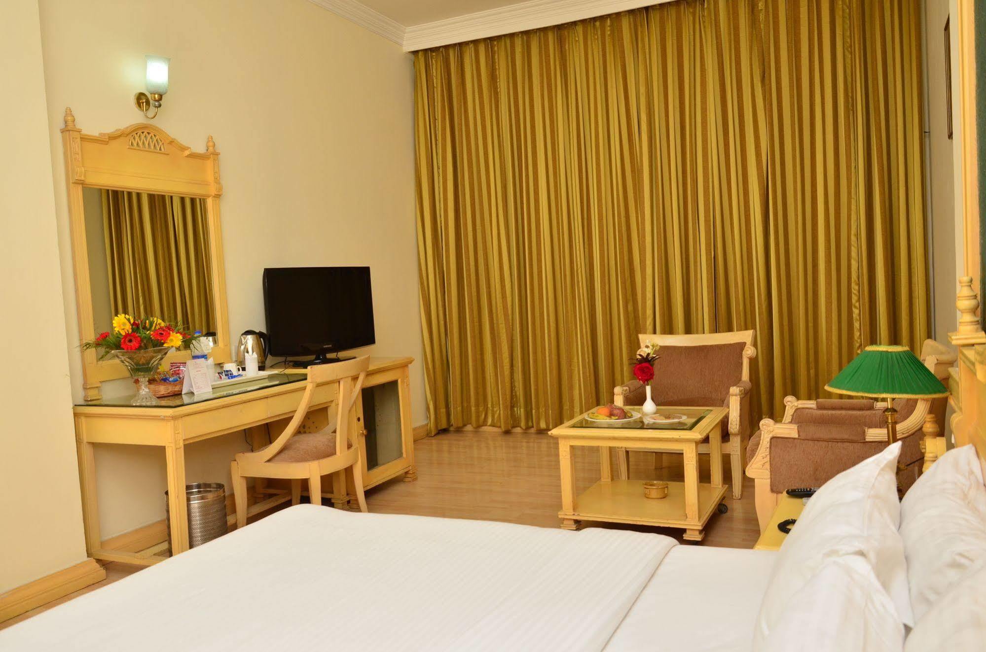 Kc Cross Road Hotel Panchkula Exterior foto