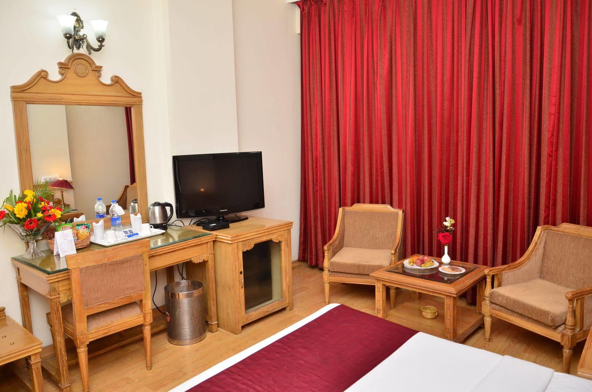 Kc Cross Road Hotel Panchkula Exterior foto