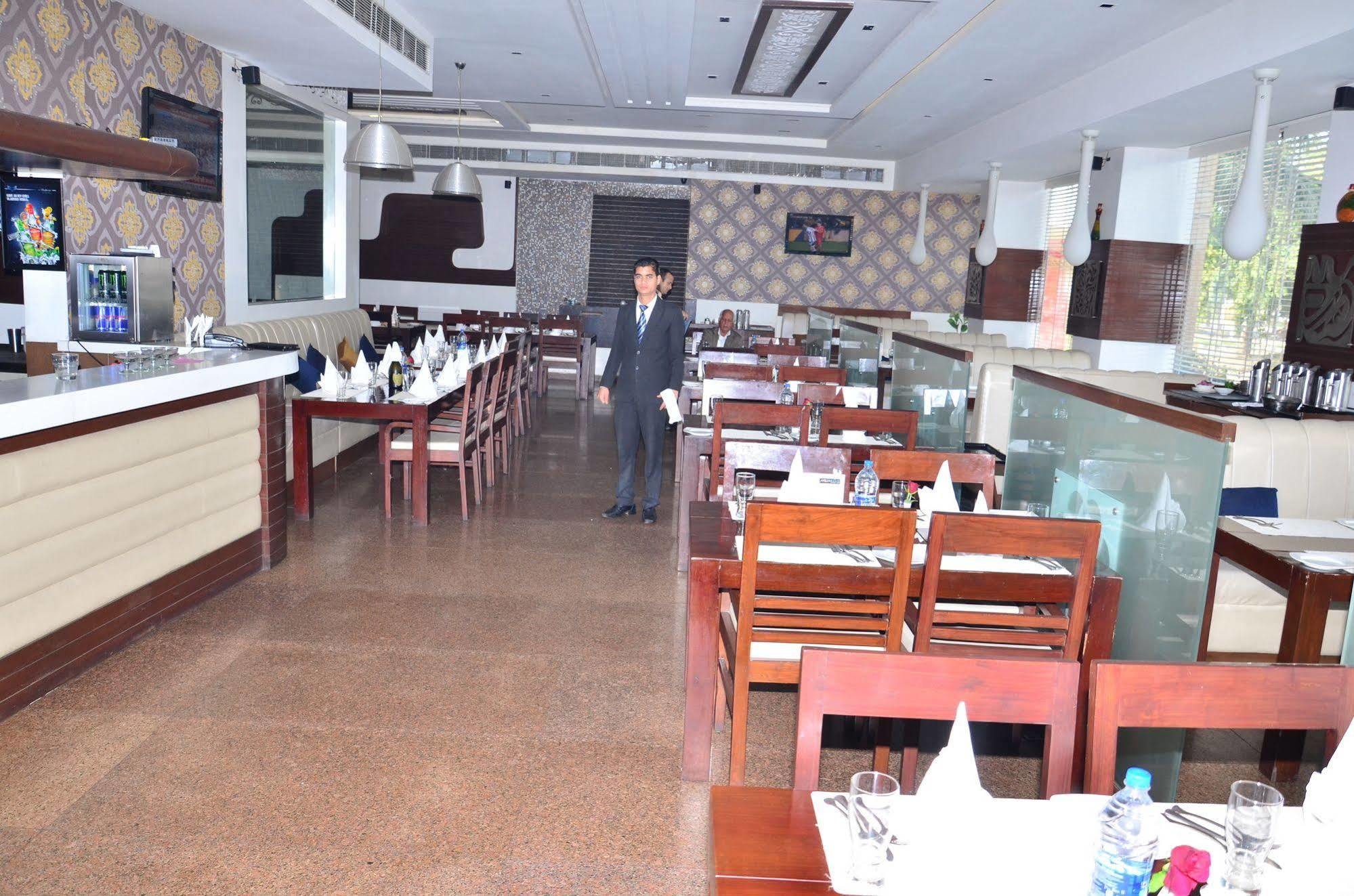 Kc Cross Road Hotel Panchkula Exterior foto