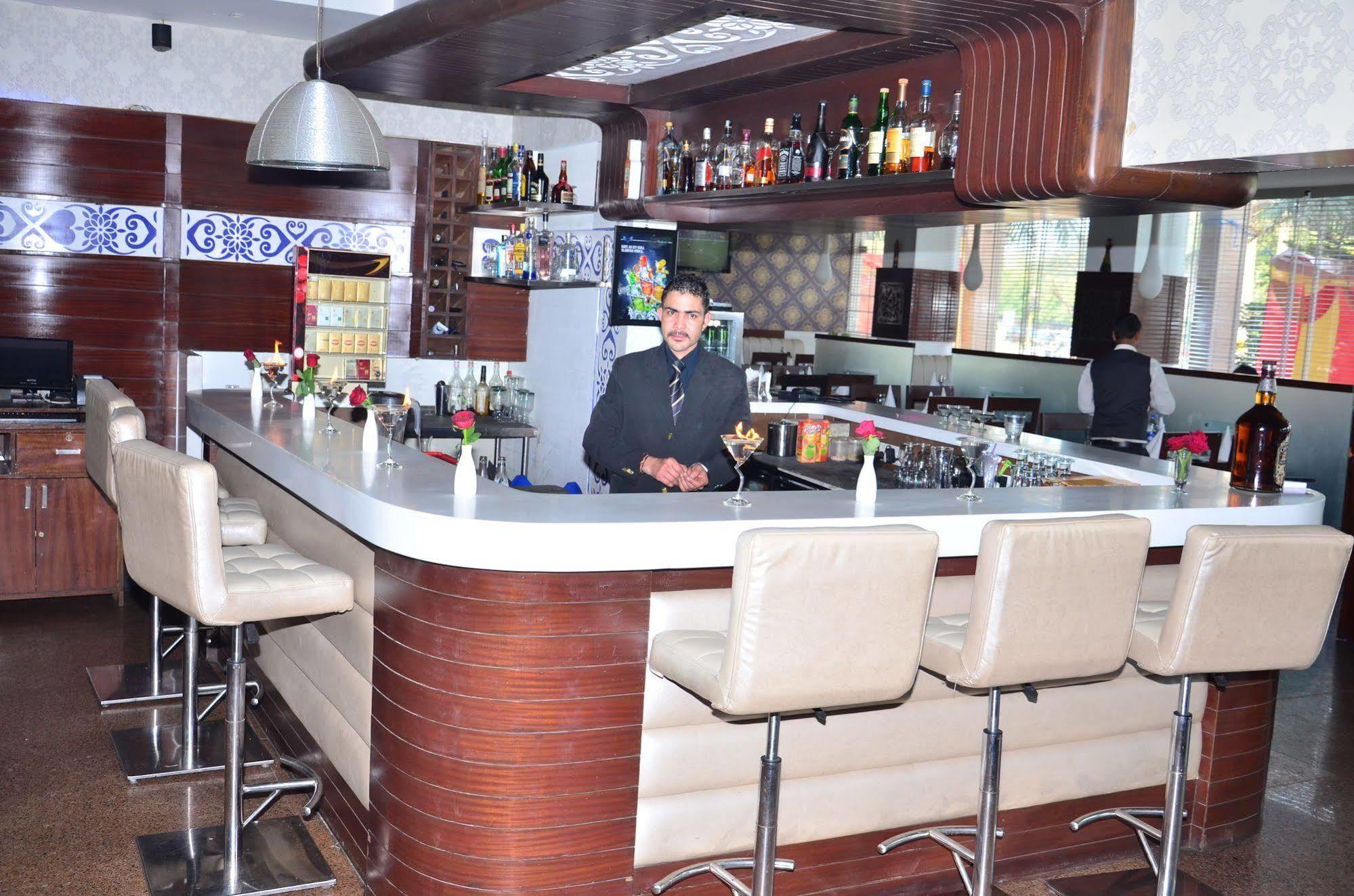Kc Cross Road Hotel Panchkula Exterior foto